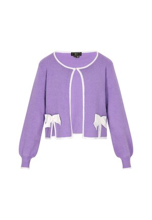 Lilac krāsas īss džemperis ar baltām malām, ar pūkainām piedurknēm un divām baltām lentītēm apakšējā daļā katrā pusē. Mīksta dzijas materiāls.