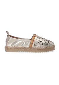 Metalen gouden espadrille met uitgesneden bloemenontwerp, een tan lederen band met piramide-studs en een gevlochten juten zool met een rubberen onderkant.