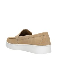 Beżowy pantofel zamszowy z białą, grubą gumową podeszwą widziany od tyłu i z boku, ukazujący szczegółowe przeszycia i design typu slip-on.