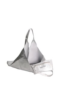 Zilveren metallic schoudertas met driehoekig ontwerp, stoffen lussen voor handvatten en een zijrits vak. Gladde textuur met een minimalistische stijl.