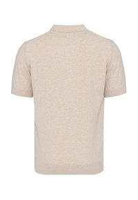 Polo en maille beige à manches courtes avec poignets et ourlet côtelés, présenté de dos sur fond blanc.