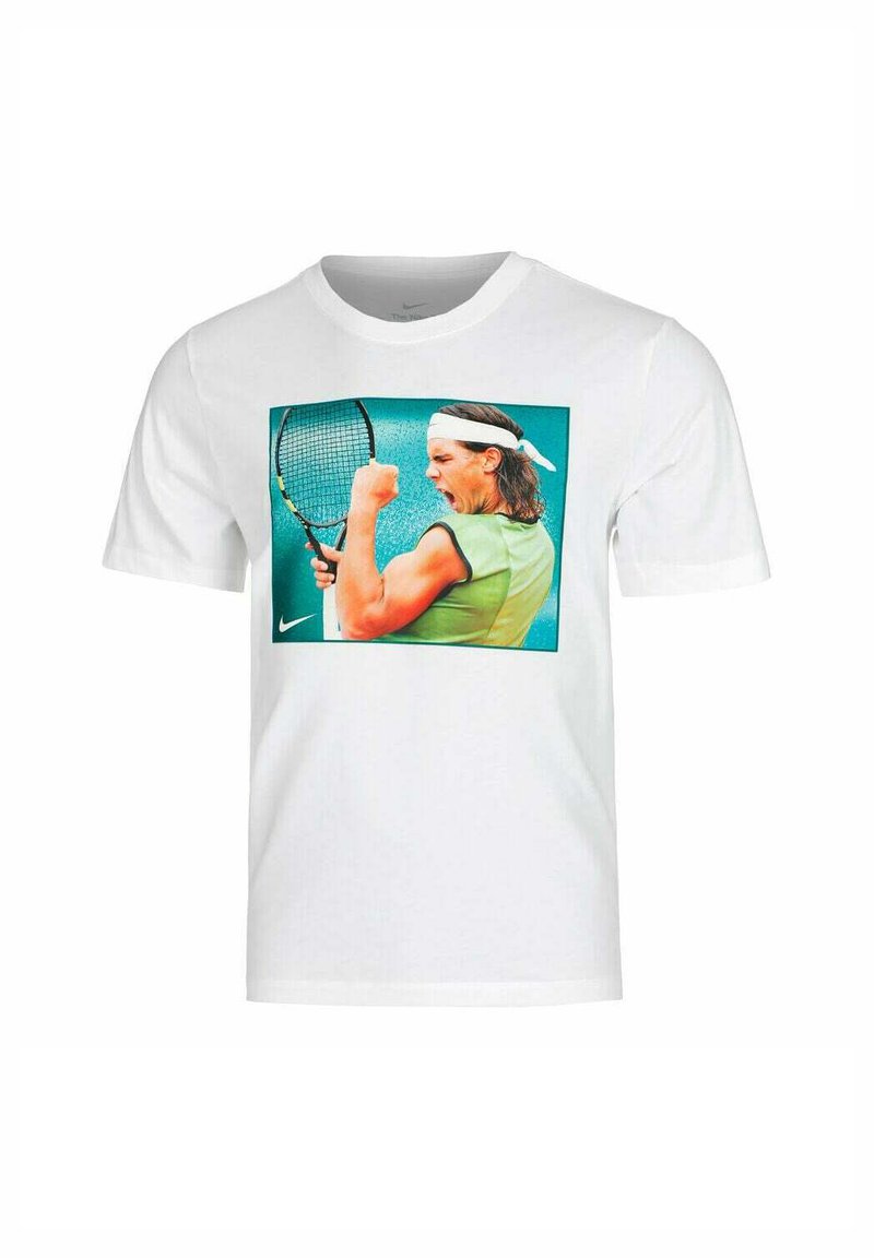 Camiseta blanca de manga corta con un gráfico colorido de un jugador de tenis celebrando, hecha de algodón y con un corte clásico.