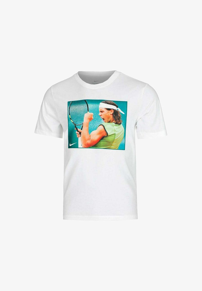 Camiseta blanca de manga corta con un gráfico colorido de un jugador de tenis celebrando, hecha de algodón y con un corte clásico.