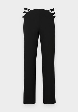 Sorte bukser med lige ben-design, der har en talje med sorte bånddetaljer på ryggen. Glat stof uden synlige mønstre.