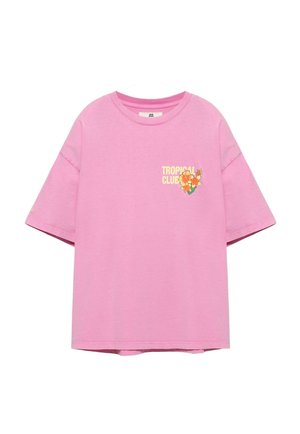 T-shirt rose à manches courtes avec col rond, avec un texte jaune ""Tropical Club"" et des fleurs d'hibiscus orange sur la poitrine gauche.