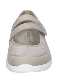 Hellgrauer Schuh mit zwei verstellbaren Klettverschlüssen, Wildlederstruktur und weißer Gummisohle. Die Obermaterialien sind mit einem dezenten Muster versehen.