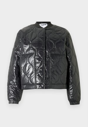 Μαύρο γυαλιστερό μπουφάν καπιτονε με μακριά μανίκια, δύο μπροστινές τσέπες, ελαστικές μανσέτες και στρογγυλή λαιμόκοψη σε ουδέτερο φόντο.