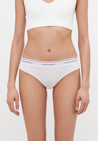 Culotte en coton blanc avec une ceinture logo D Squared2 en gris et rouge. Caractéristiques d'une coupe classique et d'une texture lisse.