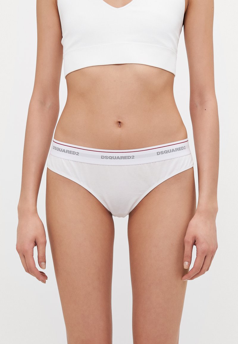 Witte katoenen slipjes met een D Squared2-logo op de tailleband in grijs en rood. Heeft een klassieke snit en een gladde textuur.