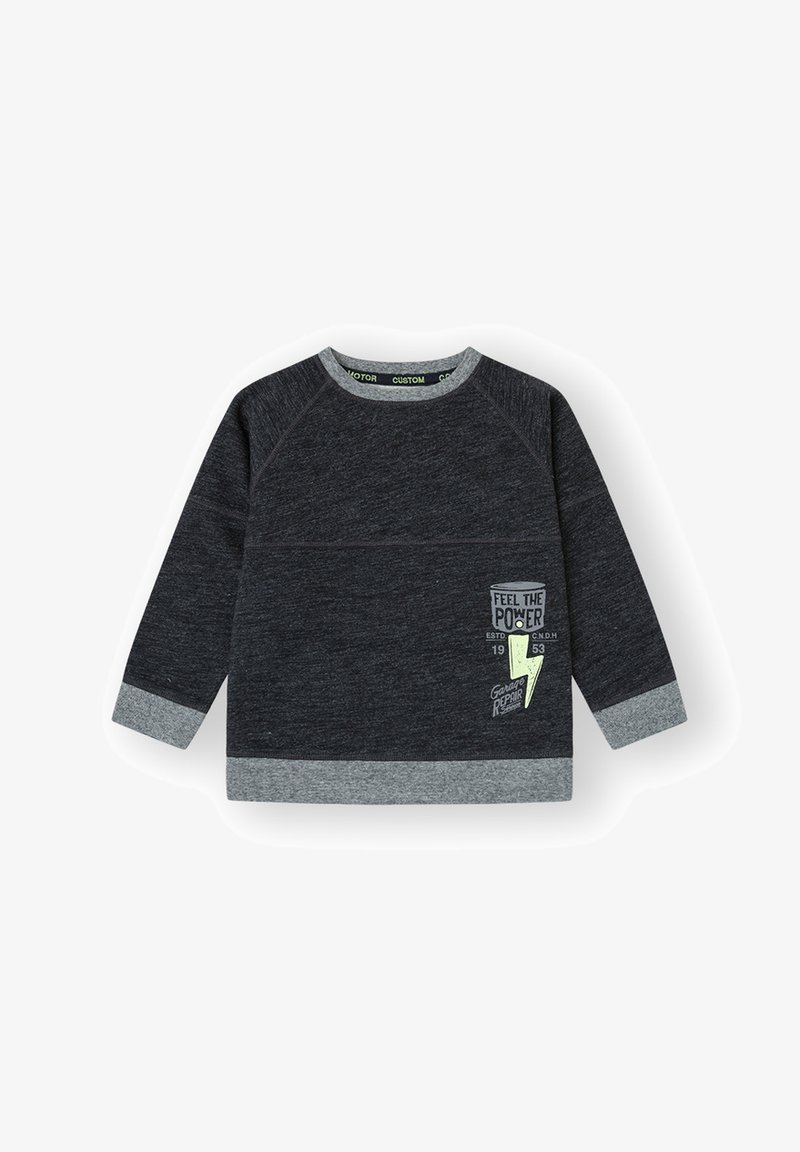Sudadera de manga larga gris oscuro con puños y dobladillo gris claro, que presenta el texto "Siente el Poder" y un gráfico de rayo amarillo en el frente.
