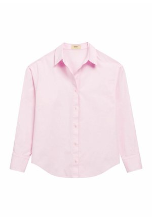 Jasnoróżowa koszula na długi rękaw z guzikami, z klasycznym kołnierzykiem i mankietami, rozłożona na płasko na białym tle.