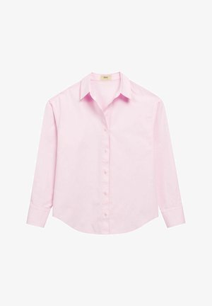 Jasnoróżowa koszula na długi rękaw z guzikami, z klasycznym kołnierzykiem i mankietami, rozłożona na płasko na białym tle.