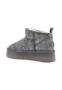 Trblietavé šedé členkové čižmy s umelou kožušinou, okrúhlym špičkou a plochou podrážkou. Vyznačujú sa textúrovaným povrchom a úchytom na zadnej strane.