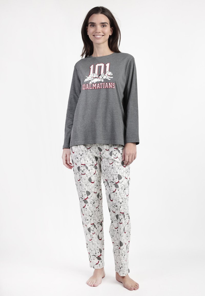 La camiseta de pijama de manga larga gris presenta un gráfico de "101 Dálmatas". Los pantalones son blancos con patrones de perros de dibujos animados en negro y gris. Textura de tela suave.