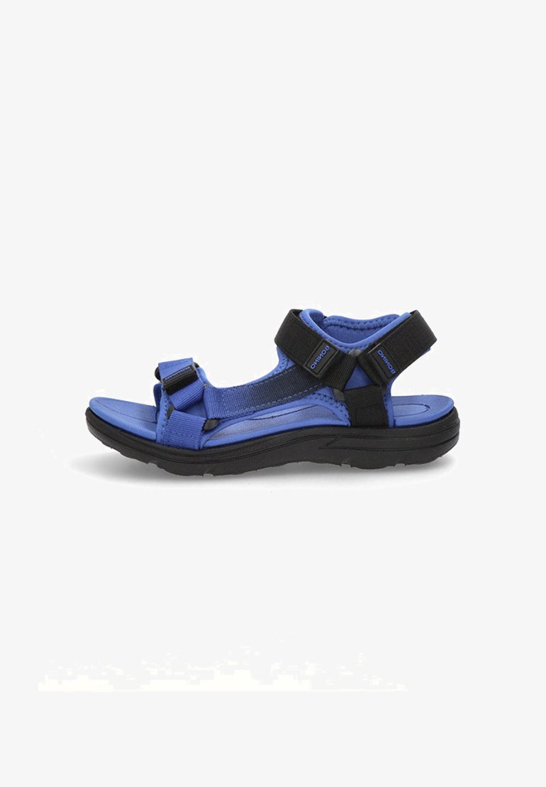 Sandalias azules para exterior con correas de nylon, Velcro ajustable y una suela de goma negra con una superficie texturizada para mayor tracción.