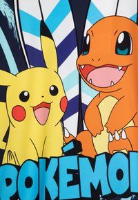 Rumeni Pikachu in oranžni Charmander imata debele obrobe na belem in modrem cik-cak ozadju. Besedilo "POKÉMON" je izpostavljeno.