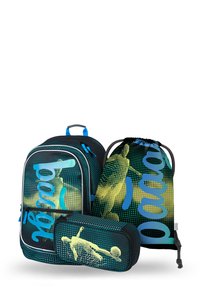 Plecak, piórnik i worek ściągany w niebiesko-czarnym kolorze z graficznymi wzorami postaci sportowych i napisami; wykonane z trwałego materiału.