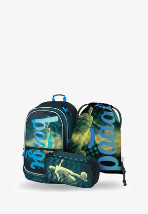 Batoh, penál a sáček na stažení v modré a černé barvě s grafickými vzory sportovních postav a textem; vyrobeno z odolné látky.