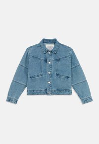 Lyseblå denimjakke med krage, to frontlommer, knappeåpning og sydd detaljer over skuldrene og armene.