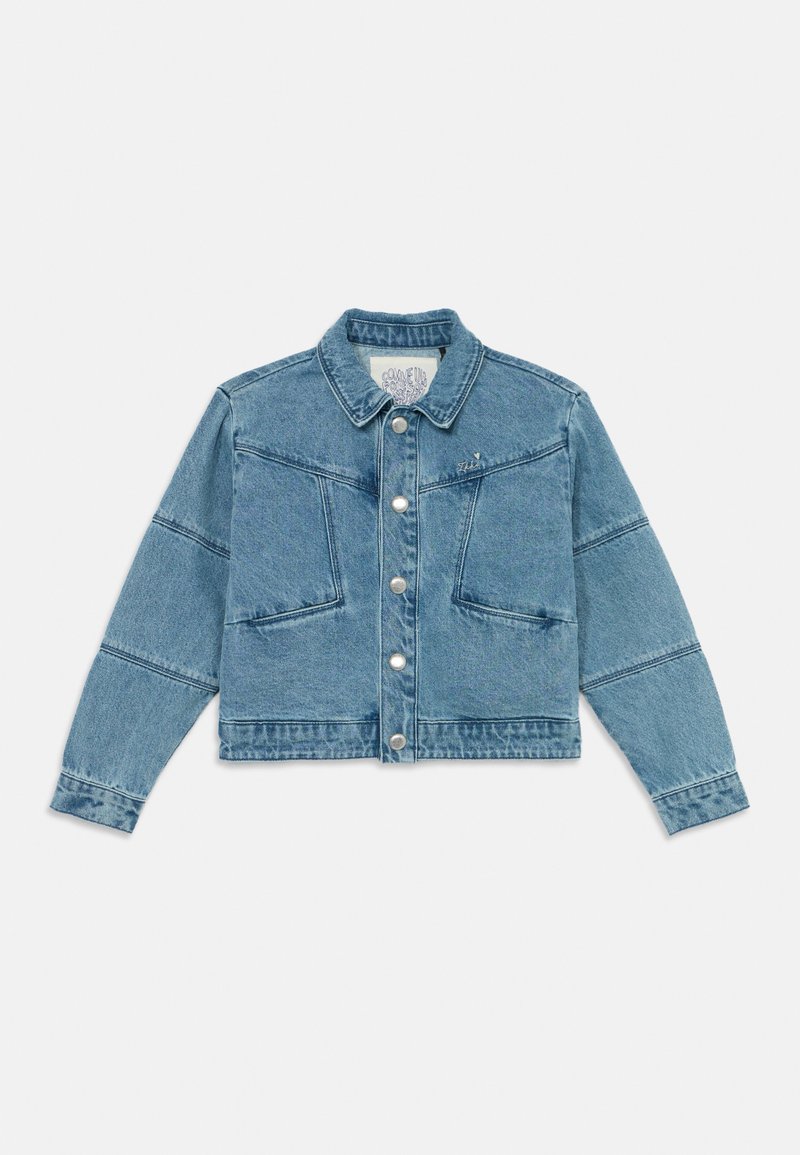 Lyseblå denimjakke med krage, to frontlommer, knappeåpning og sydd detaljer over skuldrene og armene.