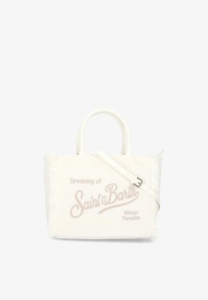 Borsa a tracolla in tela color crema con rifiniture in frange, con la scritta "Sognando il paradiso invernale di Saint Barth" in rosa chiaro. Include una tracolla staccabile.