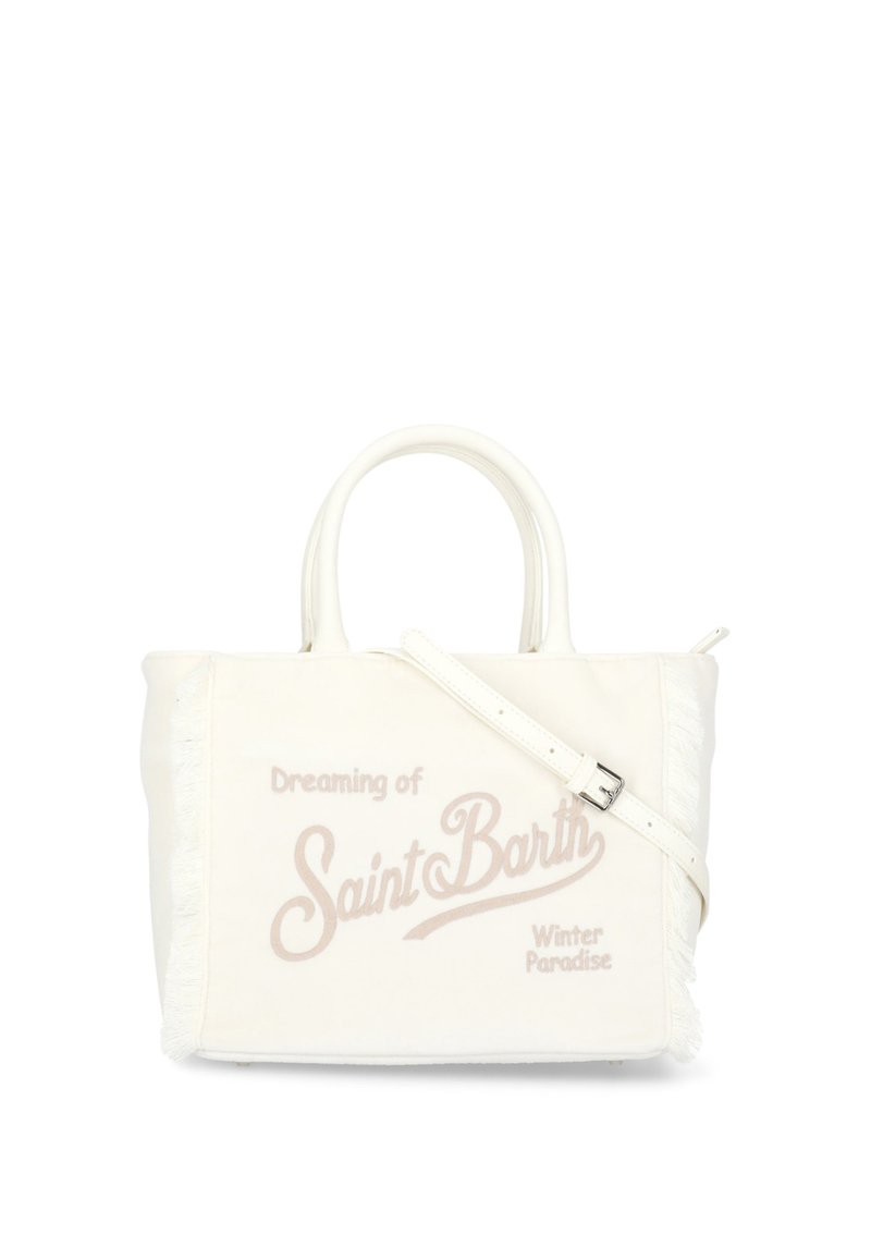 Borsa a tracolla in tela color crema con rifiniture in frange, con la scritta "Sognando il paradiso invernale di Saint Barth" in rosa chiaro. Include una tracolla staccabile.