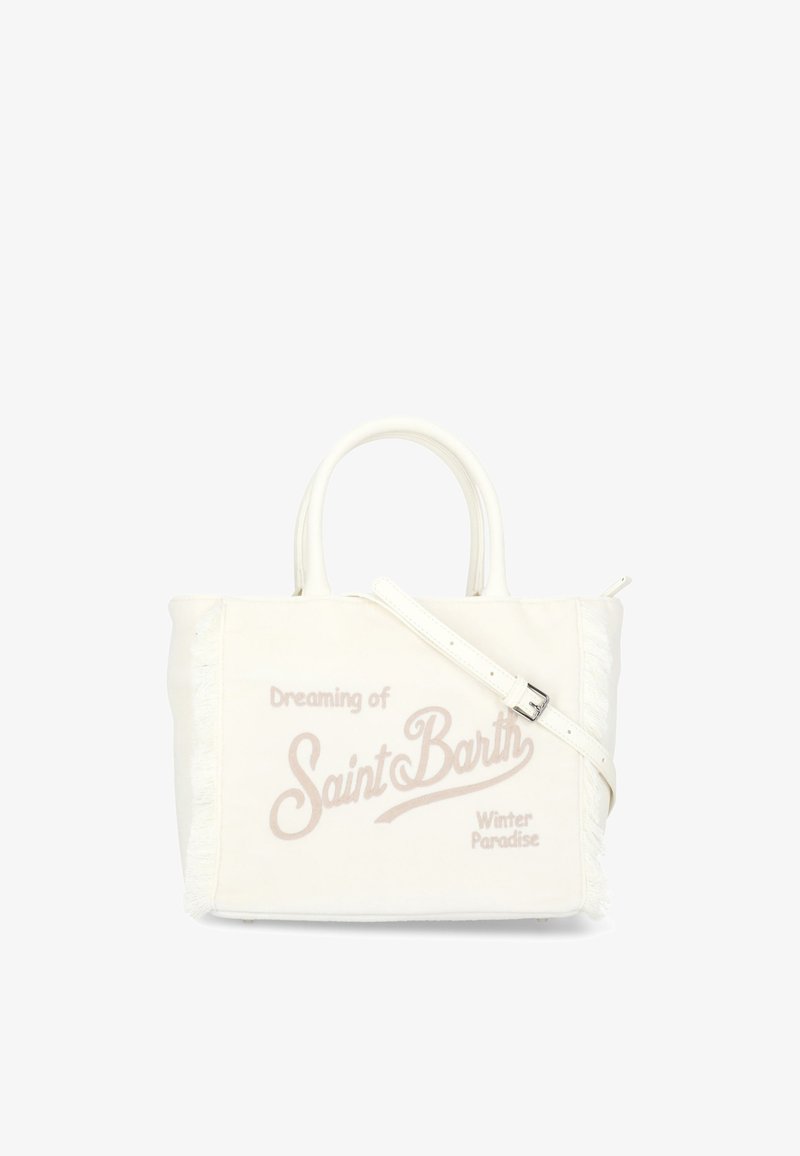 Borsa a tracolla in tela color crema con rifiniture in frange, con la scritta "Sognando il paradiso invernale di Saint Barth" in rosa chiaro. Include una tracolla staccabile.