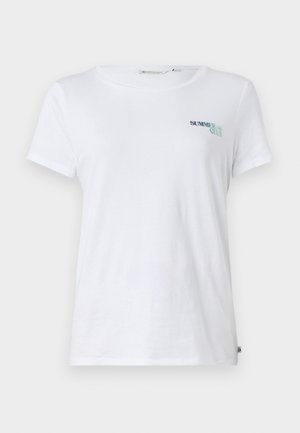 Fehér, rövid ujjú pamut póló, bal mellrészén teal és zöld színű "SUMMER CLUB" hímzéssel. Klasszikus kerek nyakú.