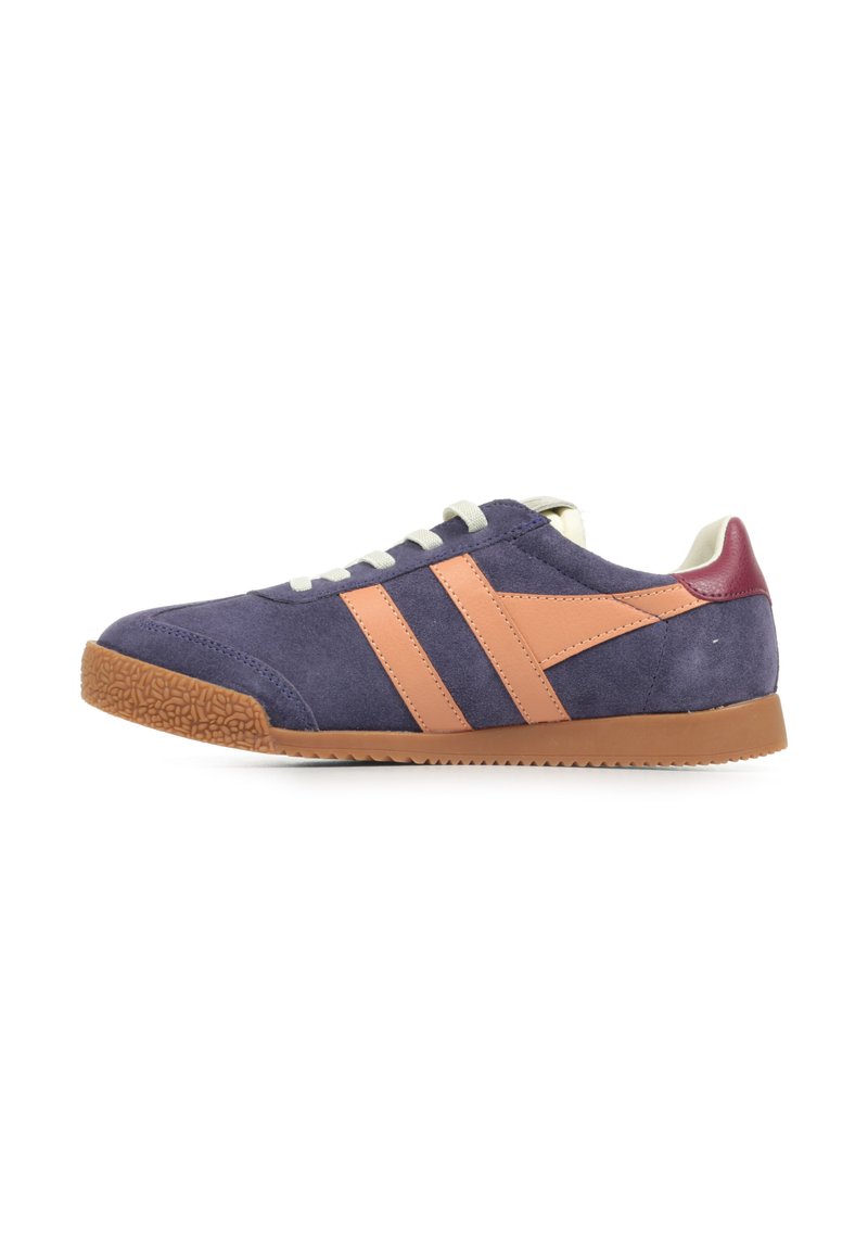 Sneaker in suede blu navy con due strisce rosa, lacci beige e tallone bordeaux. Suola in gomma testurizzata, punta arrotondata e design semplice.