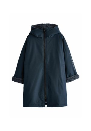 Navyblauer, übergroßer Mantel mit Reißverschluss, Kapuze und strukturiertem Futter aus Kunstpelz am Kragen und an den Säumen. Verfügt über Seitentaschen und minimale Streifen.