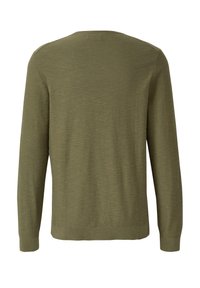 Długi sweter w oliwkowej zieleni z okrągłym dekoltem, dzianinową fakturą oraz prążkowanymi mankietami i dołem, pokazany od tyłu na jednolitym białym tle.