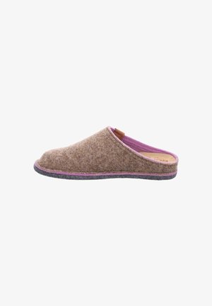 Chausson en feutre marron avec une texture lisse, à dos ouvert, doublé de violet et avec une semelle grise. Agrémenté d'une petite étiquette en cuir sur le côté.