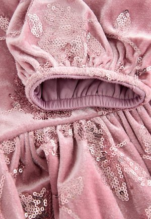 Rožinė aksominė medžiaga su susiraukšlėjusiu elastingu iškirpimu, puošta siuvinėjimais sekvadakampio raštais. Minkšta tekstūra, blizgūs akcentai.