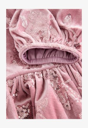 Różowa aksamitna tkanina z marszczonym elastycznym dekoltem, ozdobiona cekinami w kwiatowe wzory. Miękka tekstura, błyszczące akcenty.