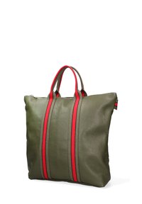 Borsa tote in pelle verde oliva con doppie strisce rosse e grigie. Presenta due manici superiori e una chiusura con zip. Ha una finitura texture.