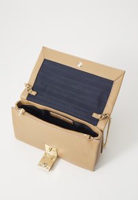 Tommy Hilfiger HER FLAP CHAIN - Cross body bag - khaki