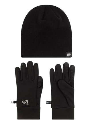 Berretto in maglia nero e paio di guanti neri con punti di presa in silicone sulle dita e piccoli loghi sui polsini, mostrati su sfondo bianco.