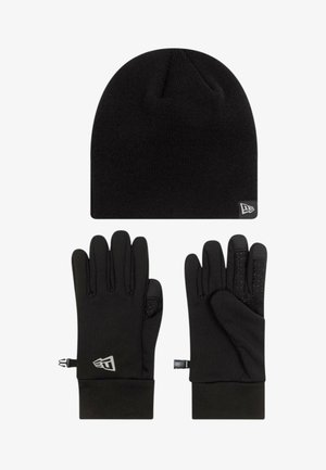 Berretto in maglia nero e paio di guanti neri con punti di presa in silicone sulle dita e piccoli loghi sui polsini, mostrati su sfondo bianco.