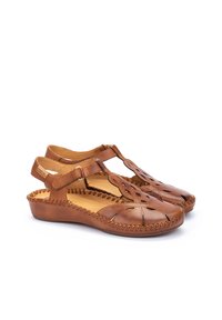 Sandali in pelle marrone con design a intaglio, cinturini regolabili e dettaglio a trama sul bordo. Sottopiede imbottito per il massimo comfort.