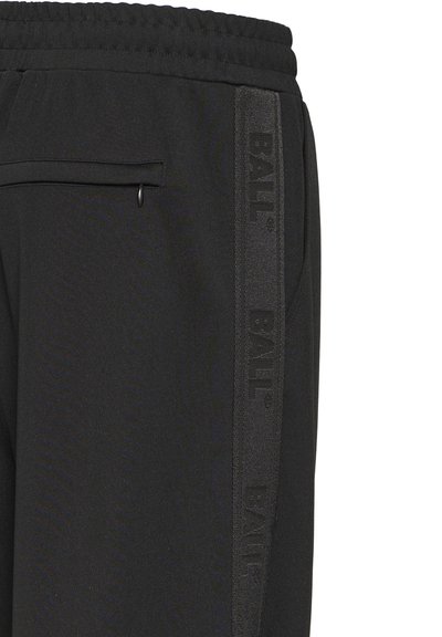 Pantalones jogger negros con acabado texturizado, con un bolsillo con cremallera y una franja lateral con el relieve "BALL". Cintura elástica para mayor comodidad.