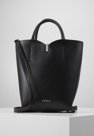 Czarna torebka Furla ze skóry o fakturze, z uchwytami u góry, odpinanym paskiem na ramię i złotym logo z przodu, umieszczona na białej powierzchni.