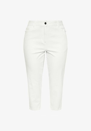 Pantalon blanc court avec boutons frontaux et poches, coupe slim, taille mi-haute, conçu pour un look épuré et moderne.