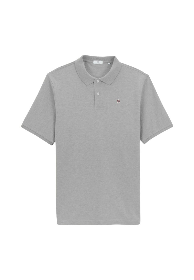 Polo gris en mélange de coton, avec un col classique, des manches courtes et un petit logo rouge et bleu sur la poitrine gauche.