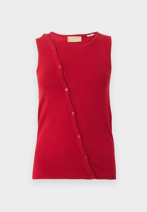 Rød strikket topp uten ermer med rund hals og en diagonal knappdetalj som går fra skulder til kant.