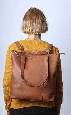 Zaino in pelle marrone con un design strutturato, dotato di spallacci regolabili, chiusura superiore con cerniera e una finitura liscia e testurizzata.