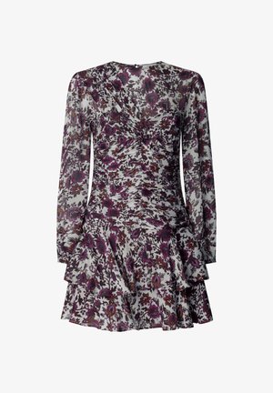 Vestido floral con patrones en púrpura y burdeos sobre una tela blanca translúcida, con mangas largas y una falda acampanada y con capas.