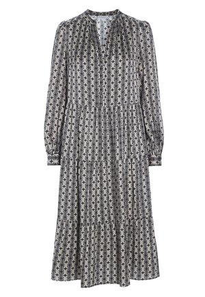 Langärmelse zwart-wit gemêleerde midijurk met een geplooide rok en V-hals, voorzien van een geometrisch kettingpatroon over de hele jurk.