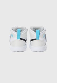 Αθλητικά παπούτσια ψηλού τύπου σε λευκό και ανοιχτό μπλε, με λείο δερμάτινο επάνω μέρος, επενδυμένο κολάρο, μαύρες λεπτομέρειες και υφασμένο ελαστικό πάτο.