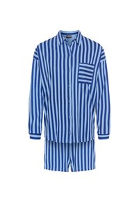 Plavi pajama set sa prugama koji uključuje košulju na dugmad s džepom i odgovarajuće šortseve. Napravljen je od lagane tkanine s kontrastnim nijansama plave.