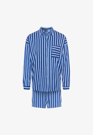 Blau gestreiftes Schlafanzugset mit einem knöpfbaren Oberteil mit Tasche und passenden Shorts. Hergestellt aus leichtem Stoff mit kontrastierenden Blautönen.